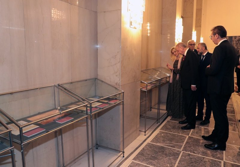 Erdoğan, Sırbistan Cumhurbaşkanı Vucic ile arşiv sergisini gezdi