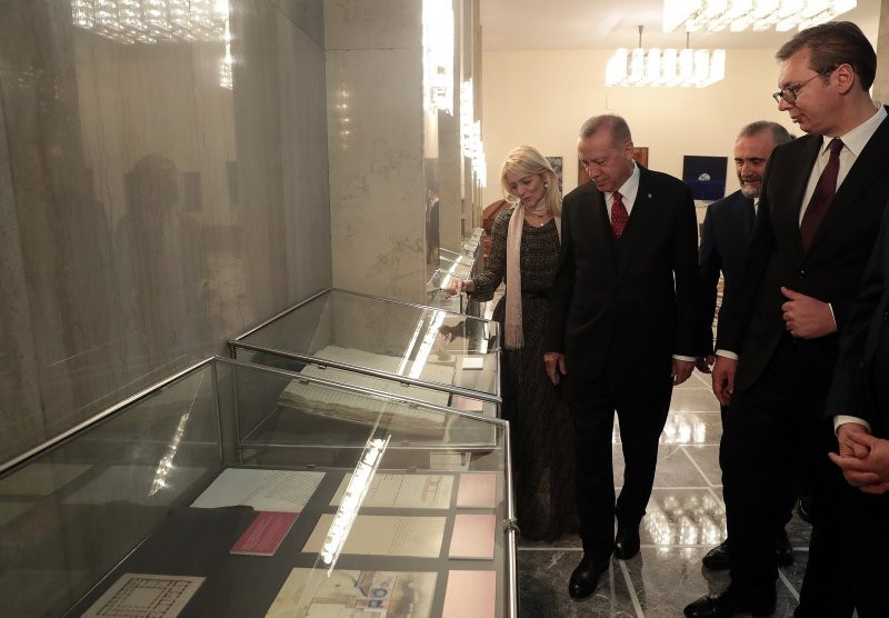 Erdoğan, Sırbistan Cumhurbaşkanı Vucic ile arşiv sergisini gezdi