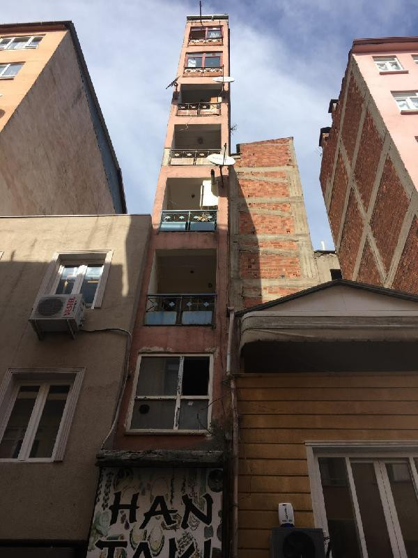 İzmit'te görenleri şaşkına çeviren bina