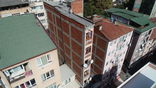 İzmit'te görenleri şaşkına çeviren bina