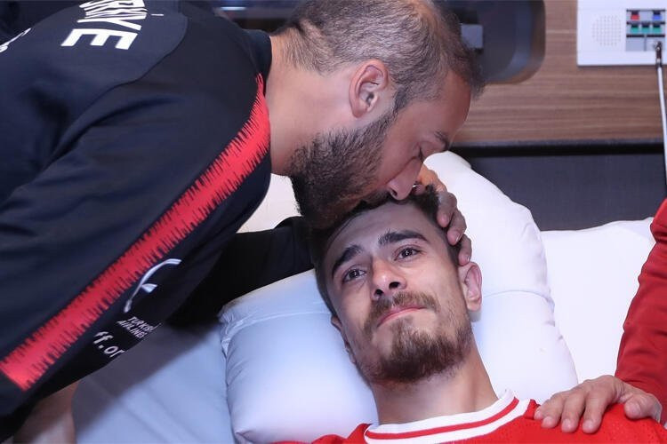 Milli takımdan Dorukhan Toköz'e geçmiş olsun ziyareti - Resim: 1