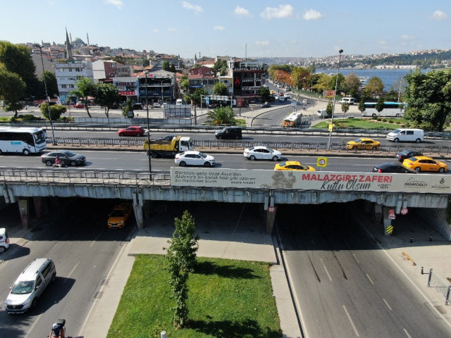Unkapanı Köprüsü alt geçidinde korkutan görüntü