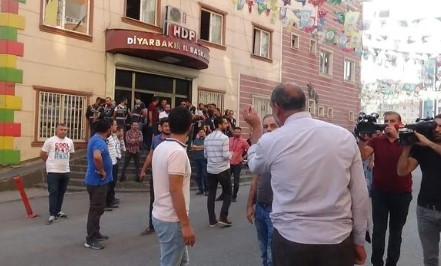 Diyarbakır'da HDP binası önünde gerginlik !