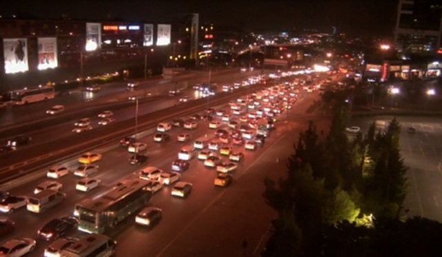 İstanbul'da lüks araç alevlere teslim oldu - Resim : 2