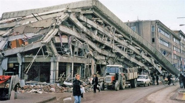 Üzerinden 20 yıl geçti ama... Depremin izlerini silemedik!