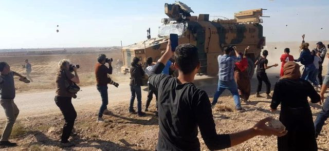 YPG yandaşları Türk askerine taşla saldırdı