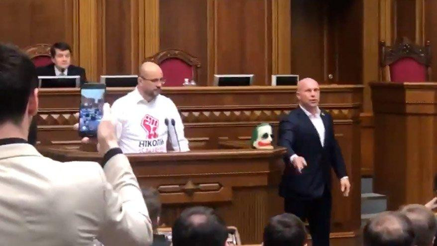 Meclise joker maskesiyle geldi