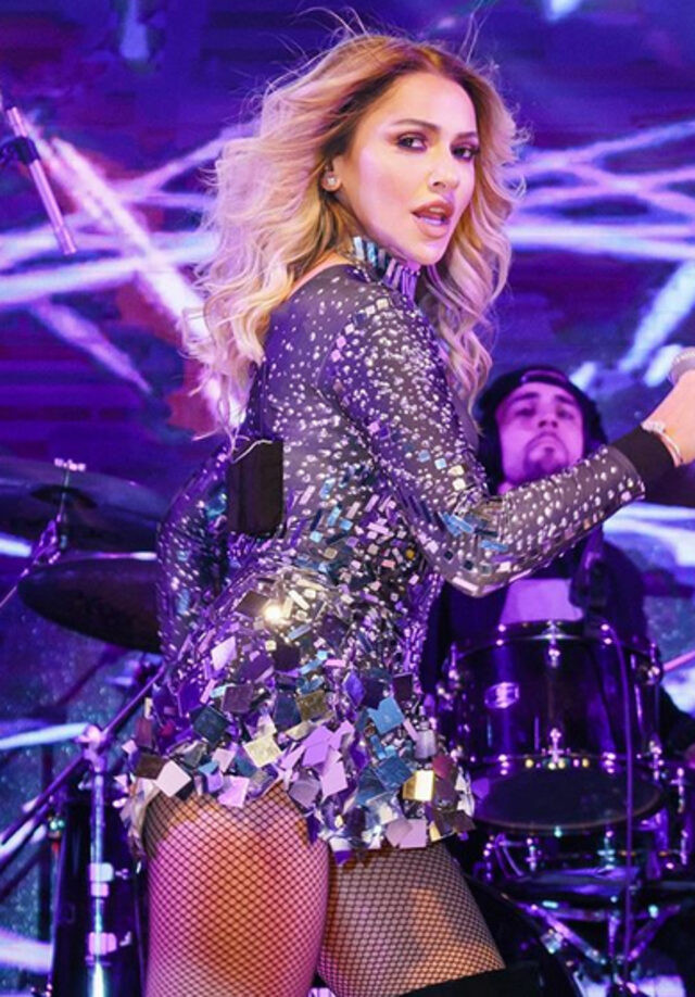 Hadise konserdeki cüretkar minisiyle yürek hoplattı
