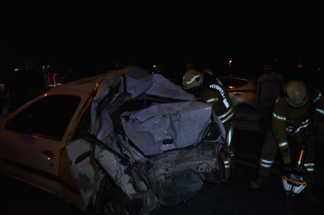 İETT otobüsü, otomobile çarptı: Yaralılar var - Resim : 1