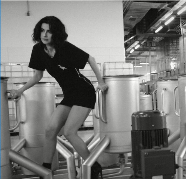 Nesrin Cavadzade'den cesur pozlar