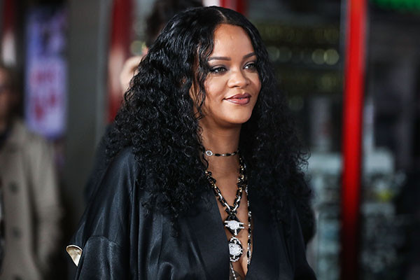Rihanna yine iç çamaşırsız...