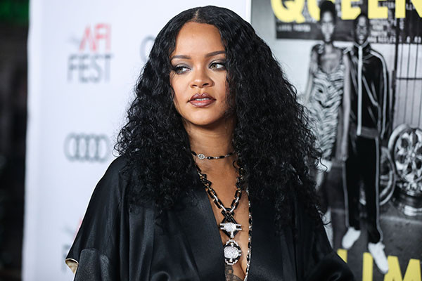 Rihanna yine iç çamaşırsız...