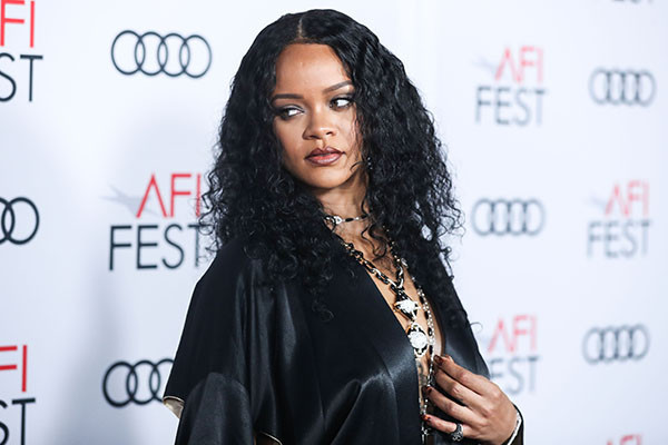 Rihanna yine iç çamaşırsız...