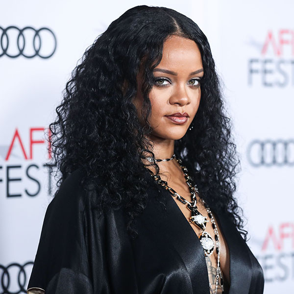 Rihanna yine iç çamaşırsız...