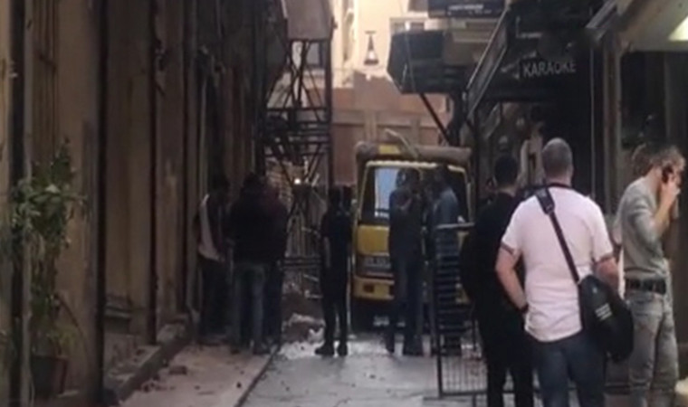 Beyoğlu'nda duvar çöktü, 1 kişi enkaz altında kaldı