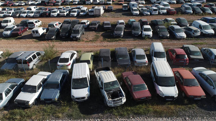 Yediemin otoparkına çekilen yüzlerce araç hurdaya döndü