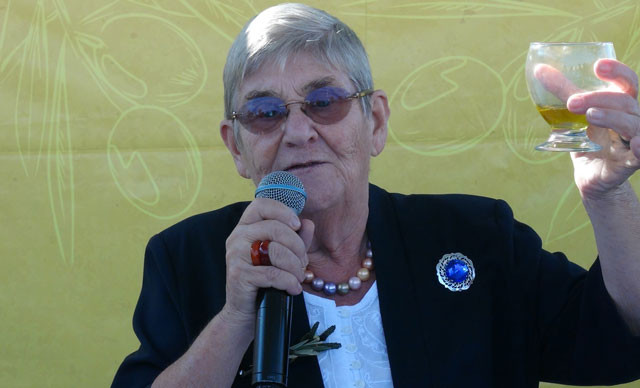 Canan Karatay canlı yayında bardak bardak içti
