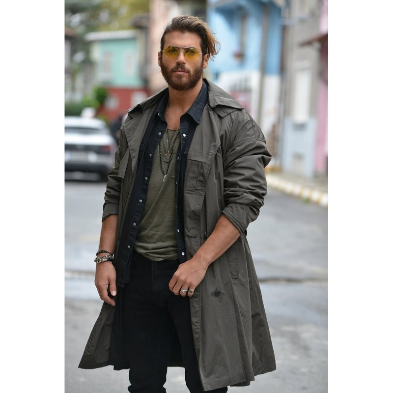 Can Yaman saçlarını satışa çıkardı