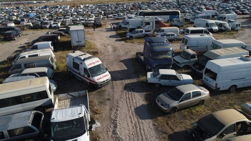 Ankara'da yediemin otoparkındaki araçlar çürümeye terk edildi