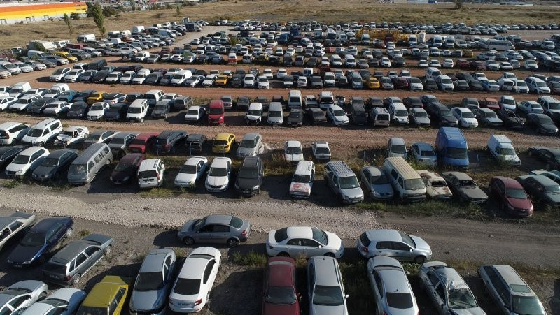 Ankara'da yediemin otoparkındaki araçlar çürümeye terk edildi