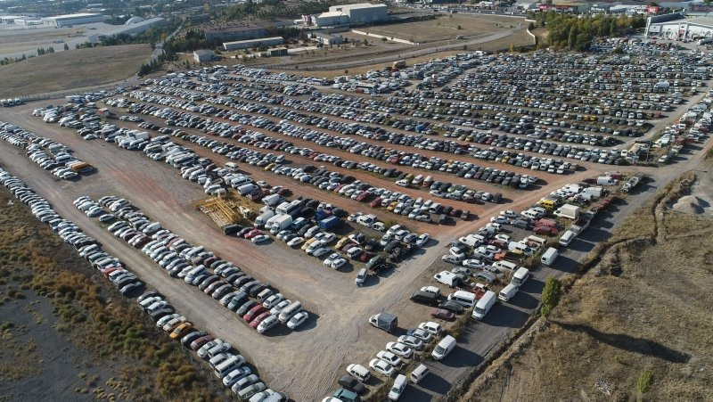 Ankara'da yediemin otoparkındaki araçlar çürümeye terk edildi