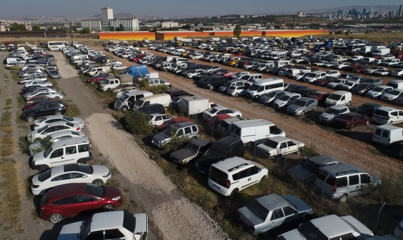 Ankara'da yediemin otoparkındaki araçlar çürümeye terk edildi