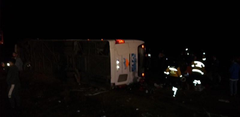 Aksaray'da yolcu otobüsü devrildi! Çok sayıda yaralı var...