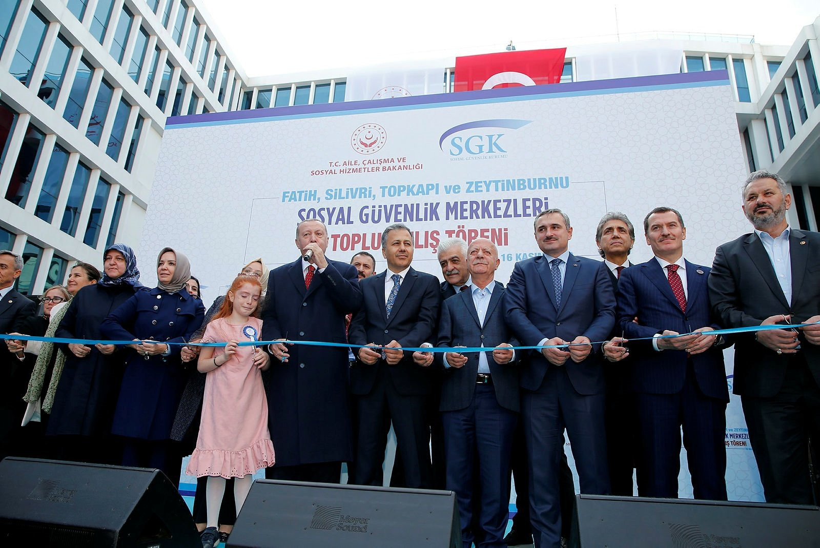 Erdoğan, kendine seslenen kız çocuğunu yanına çağırarak kurdeleyi b