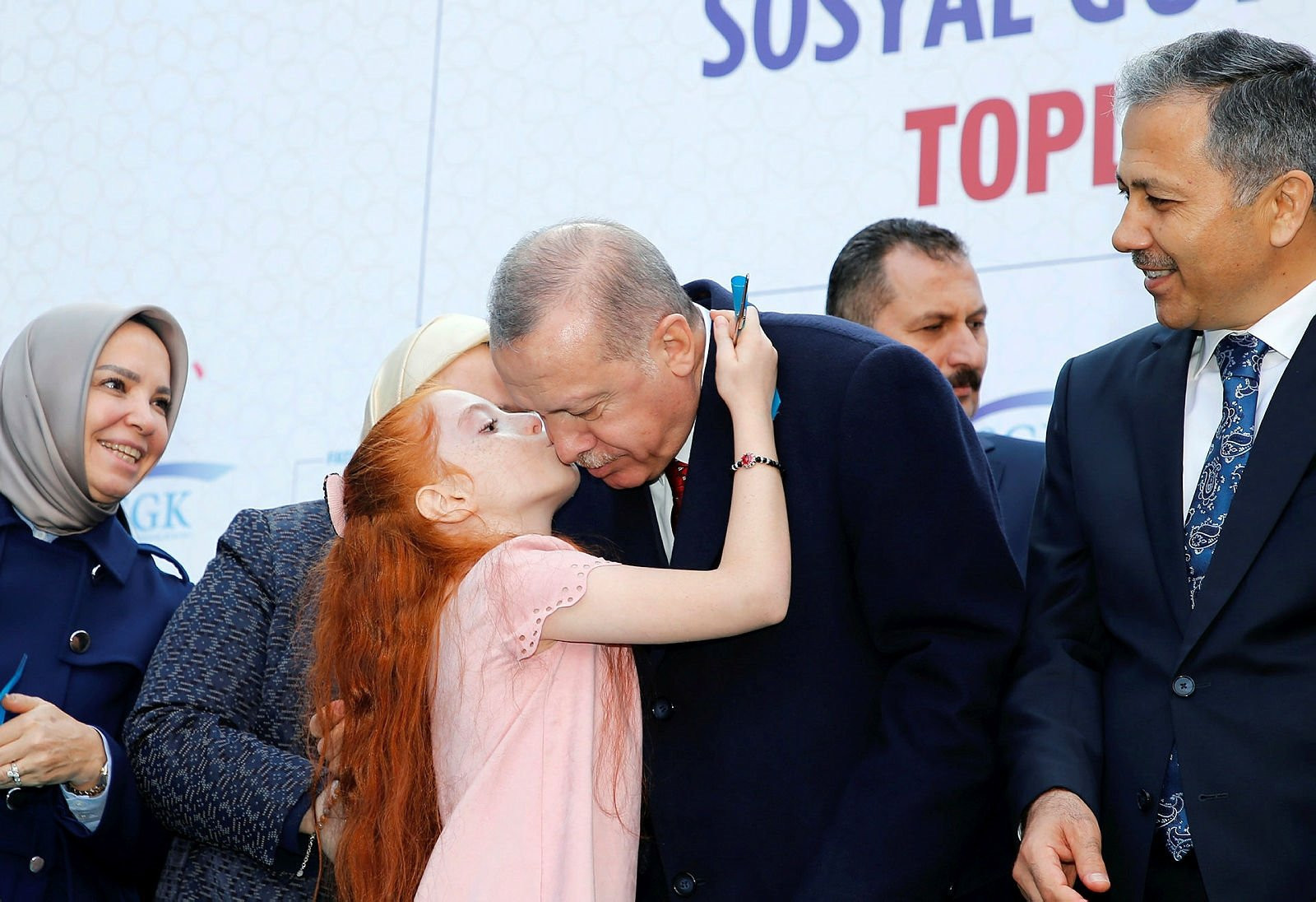 Erdoğan, kendine seslenen kız çocuğunu yanına çağırarak kurdeleyi b