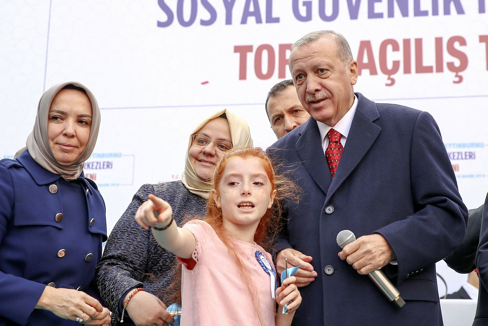 Erdoğan, kendine seslenen kız çocuğunu yanına çağırarak kurdeleyi b