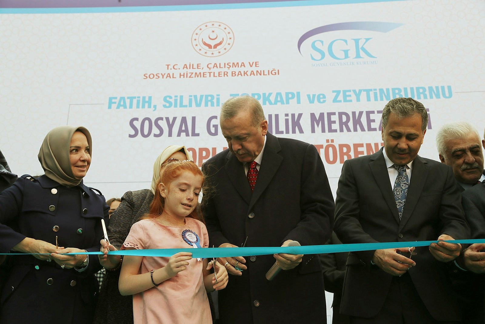 Erdoğan, kendine seslenen kız çocuğunu yanına çağırarak kurdeleyi b