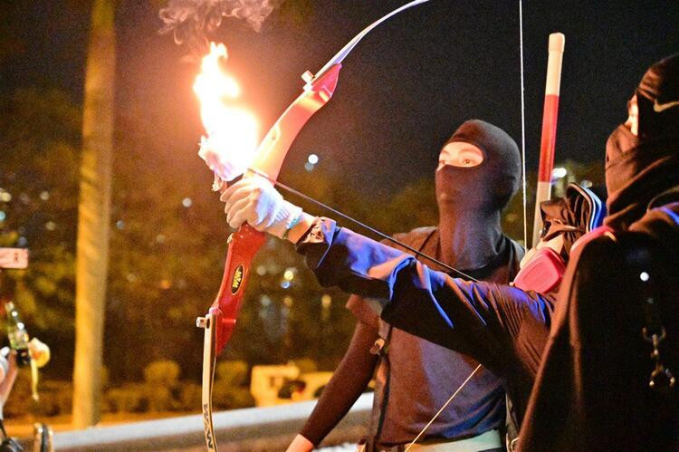 Dünyanın gözü orada... Ateşli okla saldırıyorlar !