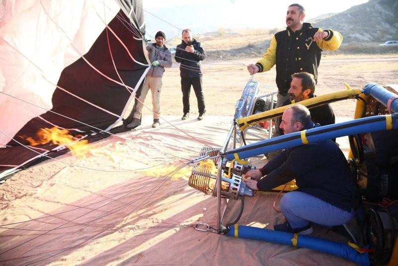 Bakan Varank ilk yerli balon ile uçtu, bir süre pilotluk yaptı