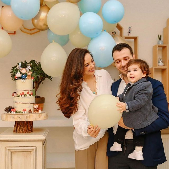 Azra Akın ve Atakan Koru oğullarının birinci yaş gününü partiyle ku