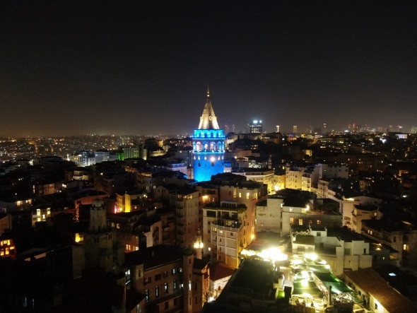 İstanbul'un simgeleri, çocuklar için maviye büründü