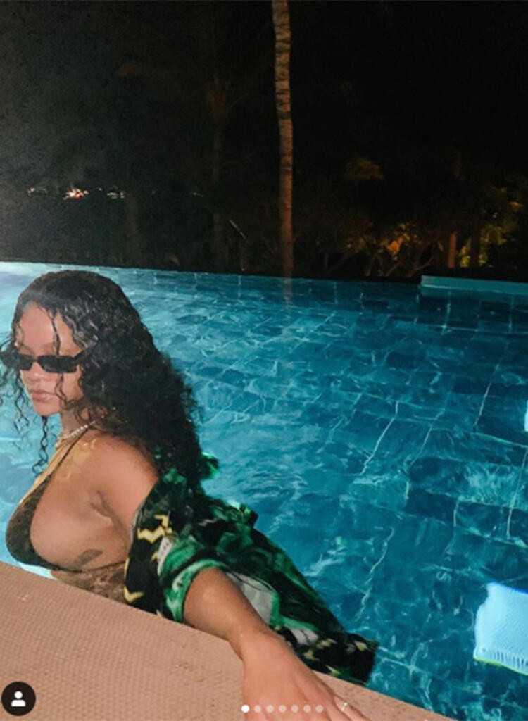 Rihanna'dan bikini şov !