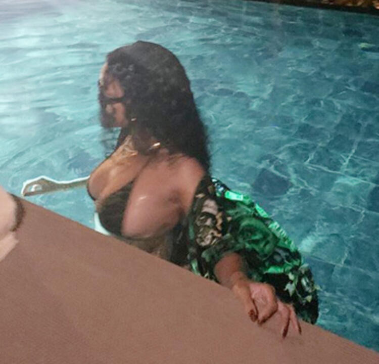 Rihanna'dan bikini şov !
