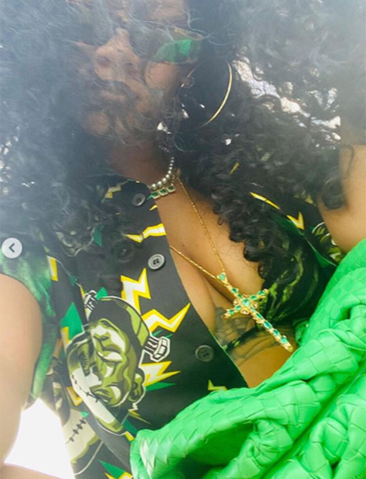 Rihanna'dan bikini şov !