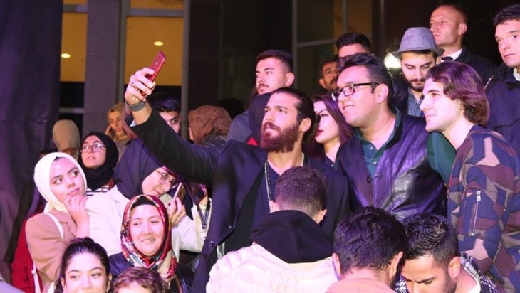 Can Yaman bu kez Malatya sokaklarında yürüyemedi!