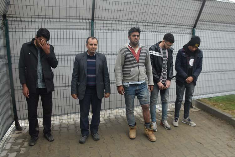 Yunan zulmü bitmiyor ! Genç kızı dövüp, parasını aldılar