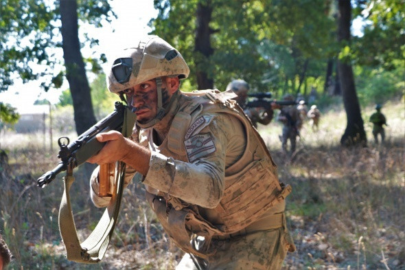 Jandarma komandolarından nefes kesen tatbikat