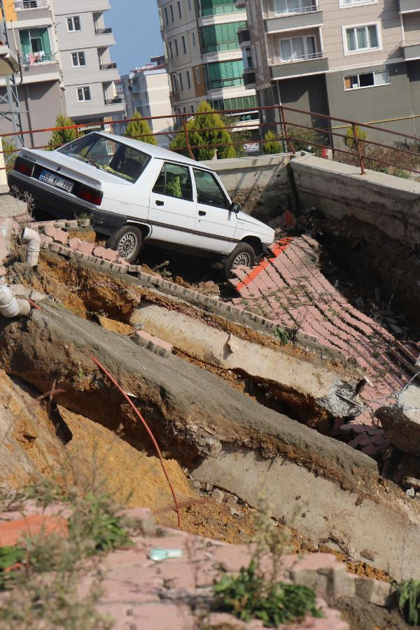 Samsun'da faciadan dönüldü ! 6 katlı bina boşaltıldı