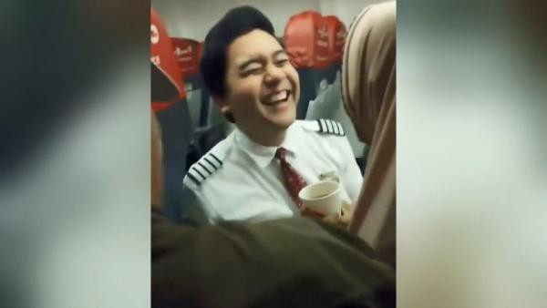Kabin görevlisinden alkışlık hareket ! Sosyal medya onu konuşuyor