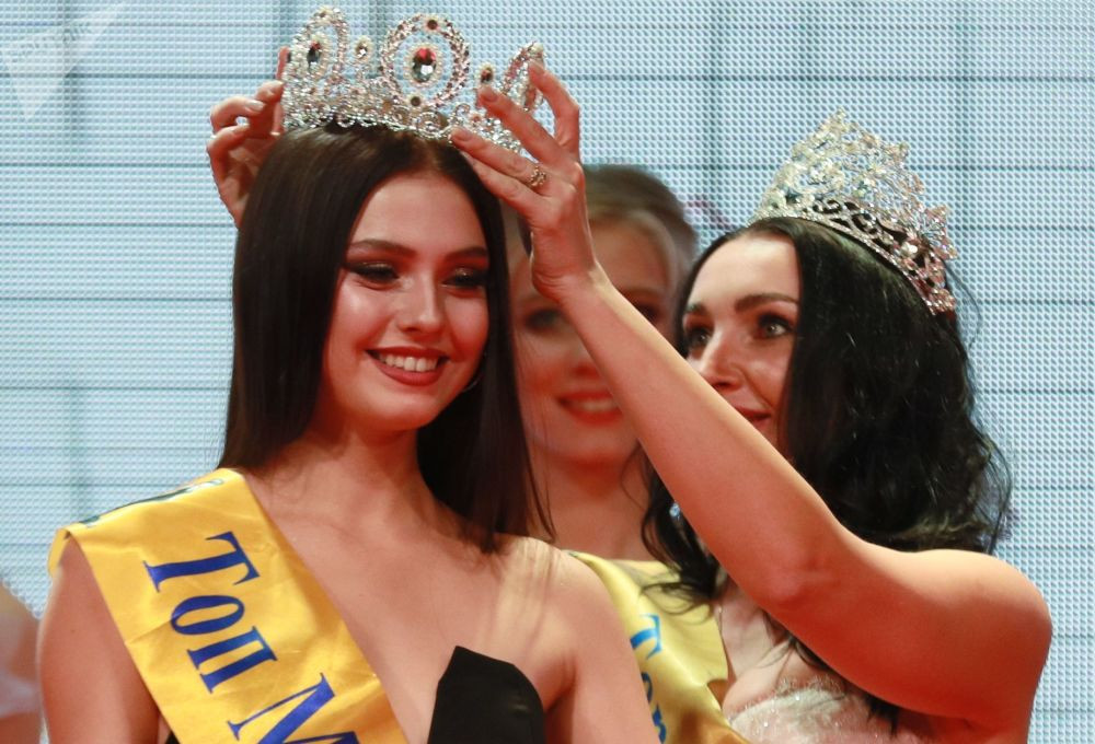 Rusya’da 3 güzellik yarışmasının galipleri aynı sahnede