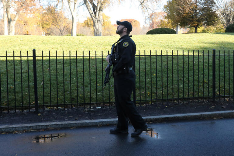 Beyaz Saray'da alarm ! Giriş çıkışlar kapatıldı
