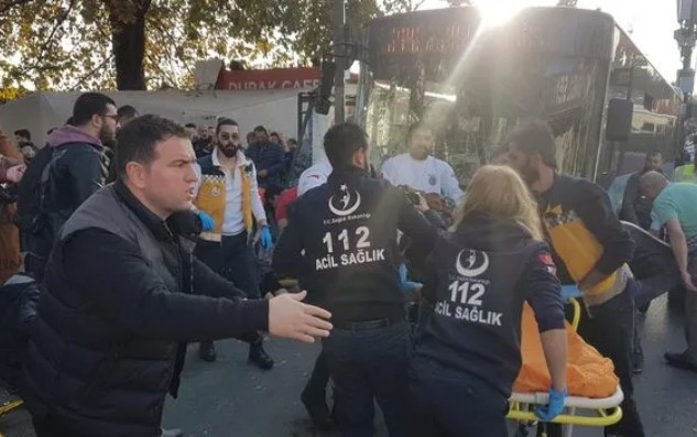 Beşiktaş'ta dehşet ! Otobüs durağa daldı, şoför bir kişiyi bıçakladı