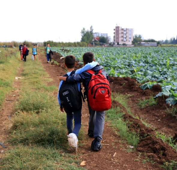Ayaklarında poşetle okula gidiyorlar