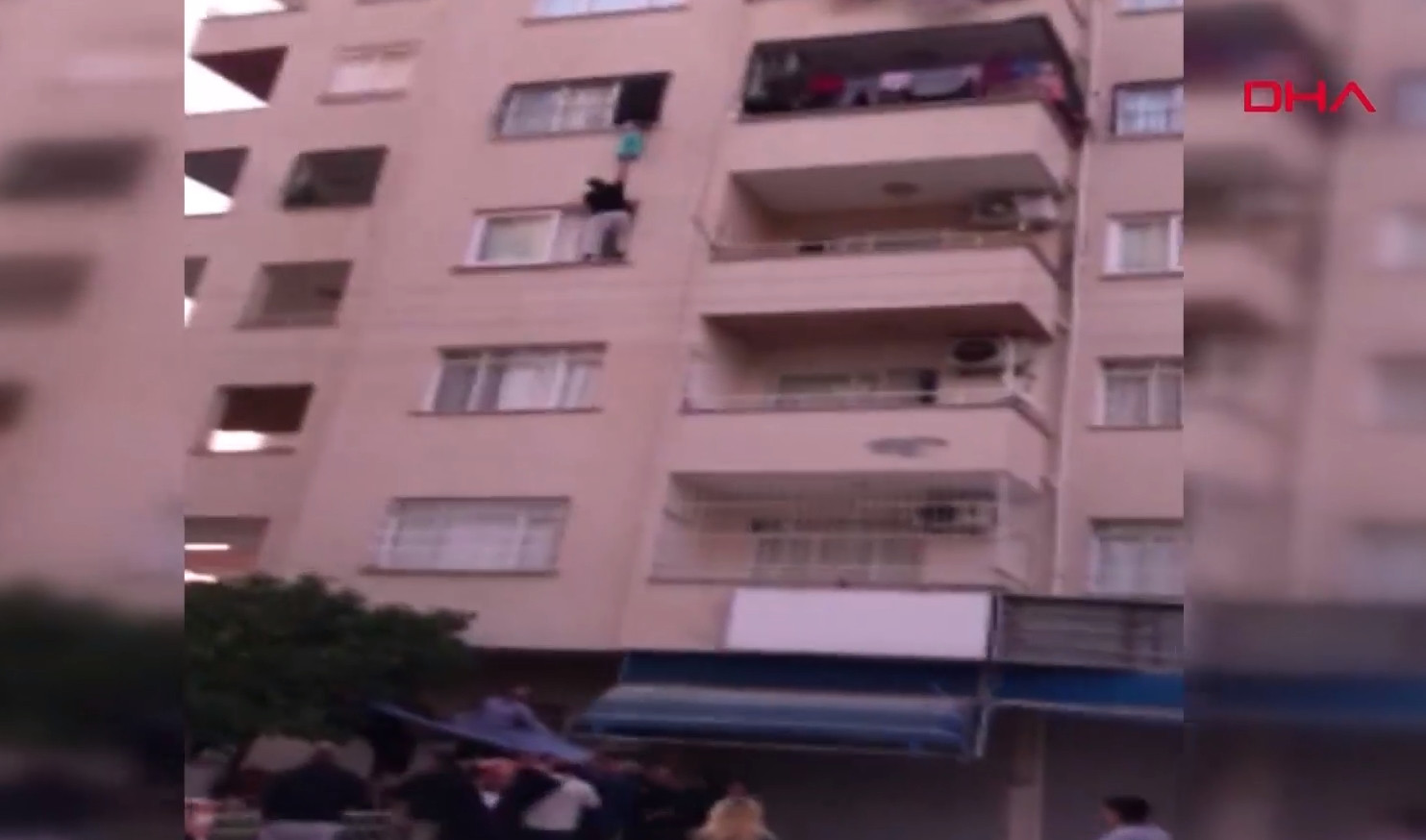 Apartmanın 4. katındaki mucize kurtuluş kamerada