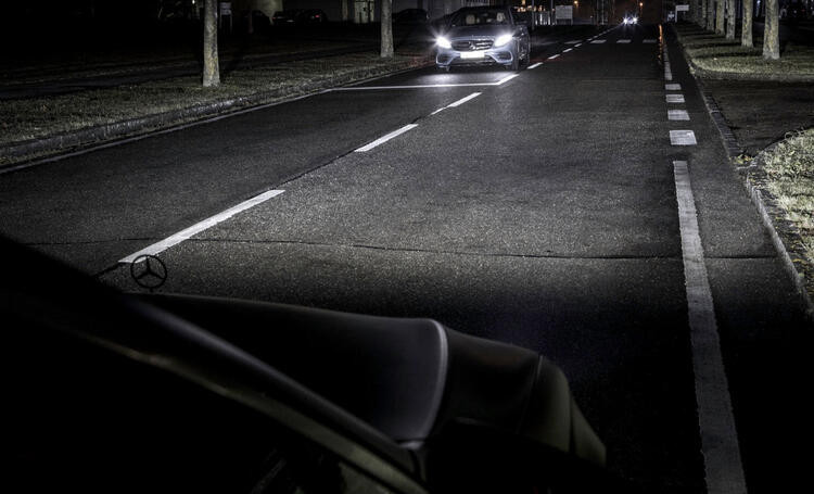 Otomobiller değişiyor ! İşte akıllı far sistemi