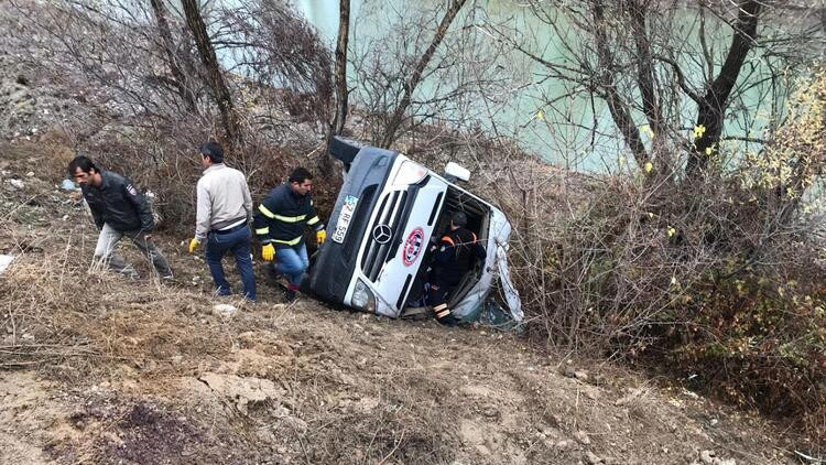 Kadın hentbol takımını taşıyan minibüs kaza yaptı: 1 ölü, 15 yaralı